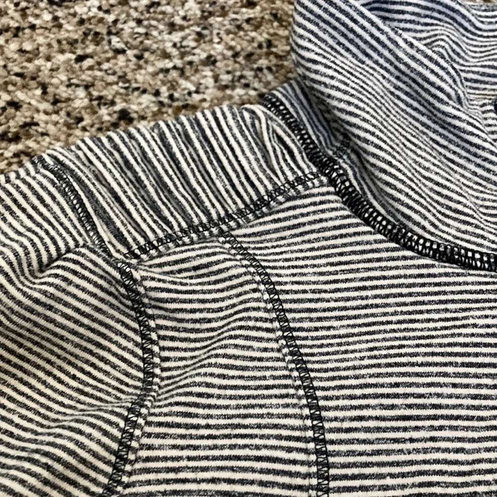 Lululemon 🍋 Base runner 1/2 zip pullover black/white with mesh detail sz 6 - Picture 3 of 7